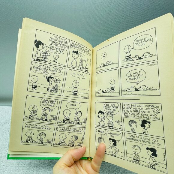 EVUC Book: "It's A Dog's Life, Charlie Brown," Peanuts Book, Charles M. Schulz - Picture 6 of 10